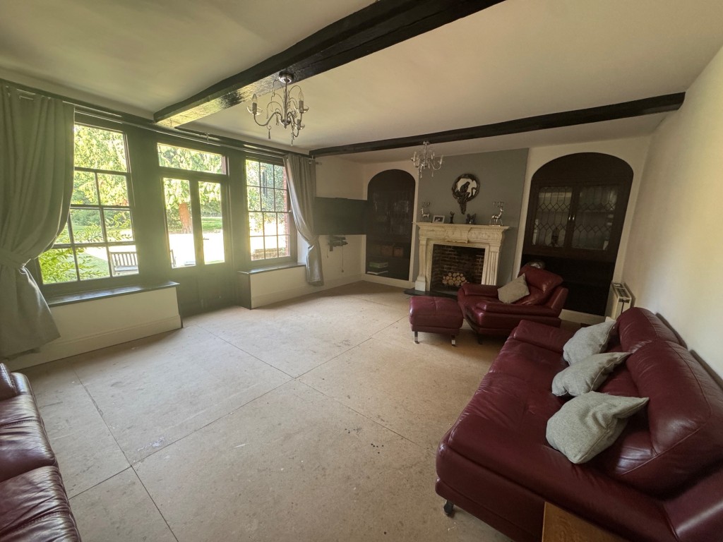 Lot: 144 - FREEHOLD DETACHED PERIOD FARMHOUSE, STUDIO APARTMENT OVER QUADRUPLE GARAGE - RESIDENTIAL INVESTMENT - Farmhouse - living room